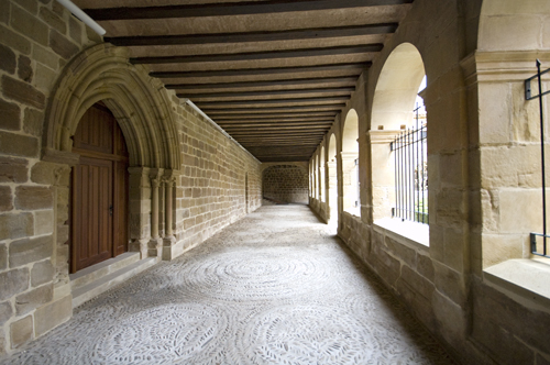 Portada de acceso a la cilla del claustro de Cañas